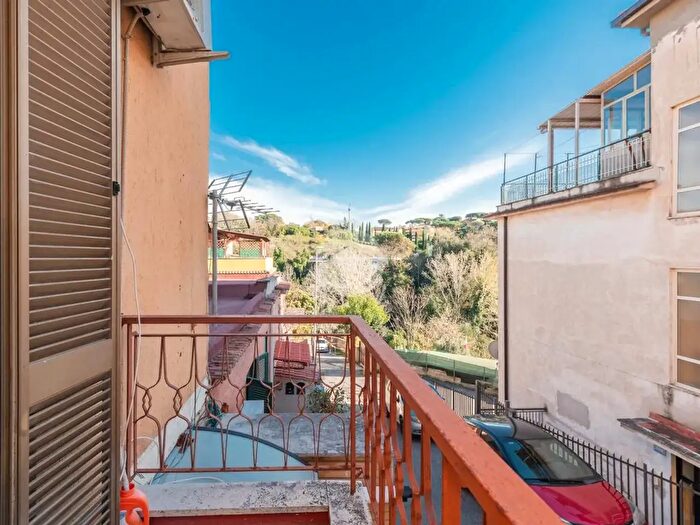 Appartamento trilocale in vendita in Via Antonino Parato, Roma