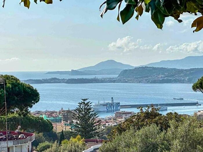 Appartamento quadrilocale in affitto in Via Vecchia delle Vigne, Pozzuoli Alta, Pozzuoli