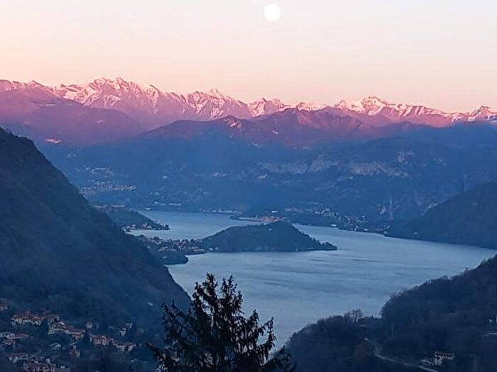 Casa trilocale in vendita in Via Roma, Schignano