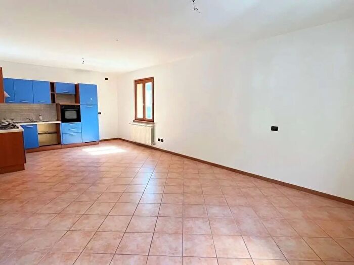 Appartamento trilocale in vendita in Via Rondinera, Rogno