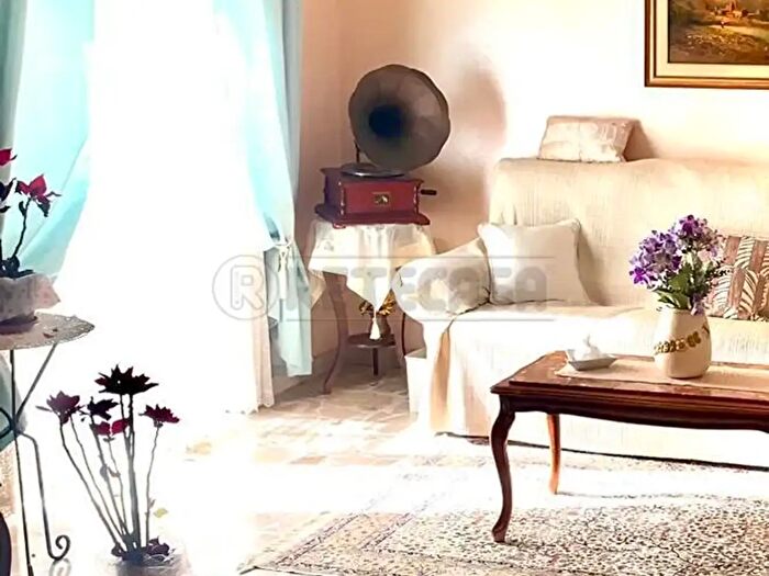 Appartamento con 7 locali in vendita in Via Mascalucia, Siracusa