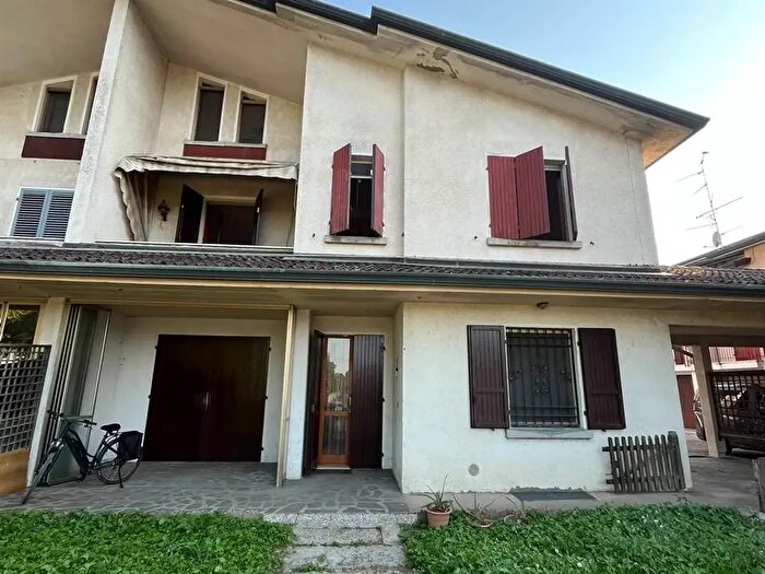 Casa con 7 locali in vendita in Reggiolo