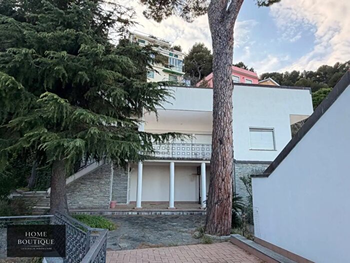 Casa con 8 locali in vendita in Via Novara, Laigueglia