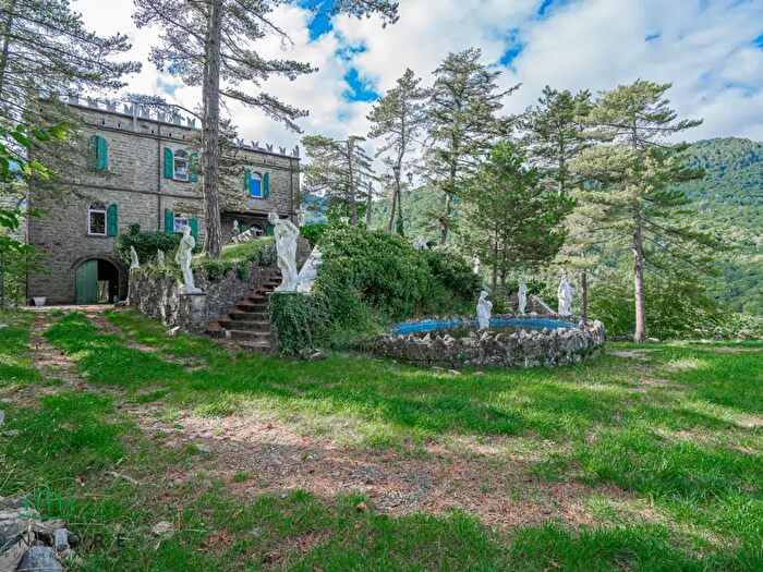 Casa con 8 locali in vendita in Alto Reno Terme