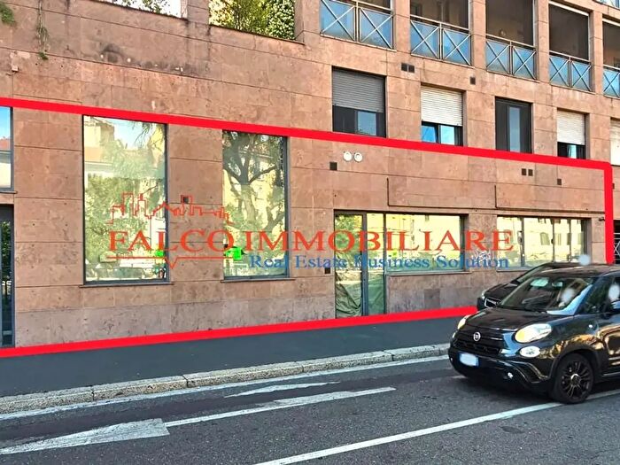 Casa con 12 locali in affitto in Alzaia Naviglio Pavese, Milano