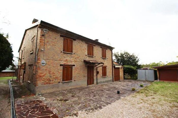 Casa con 6 locali in vendita in Urbino