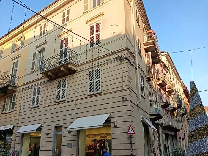 Appartamento quadrilocale in vendita in Via Carducci, Asti