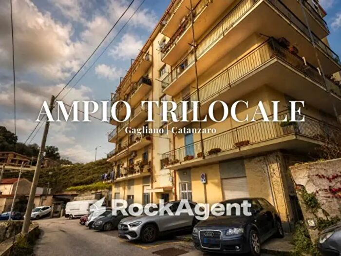 Appartamento trilocale in vendita in Via Candela, Catanzaro