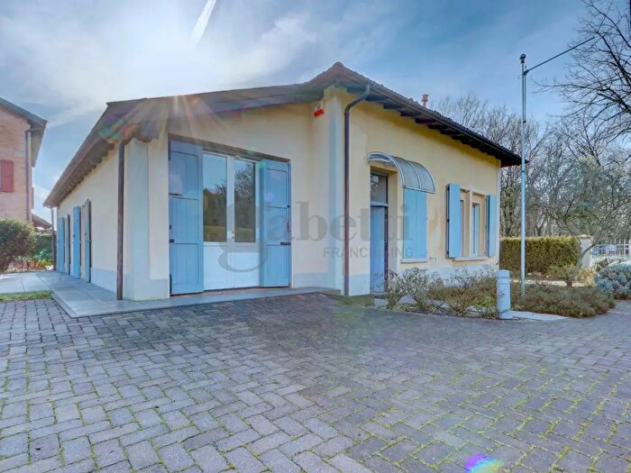 Casa con 9 locali in vendita in Modena