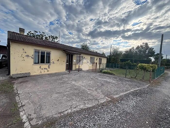 Casa quadrilocale in vendita in Via Lovo, Correzzola