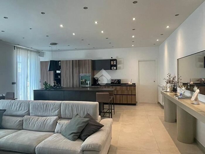 Appartamento quadrilocale in vendita in Via Giuseppe Pianell, Palermo