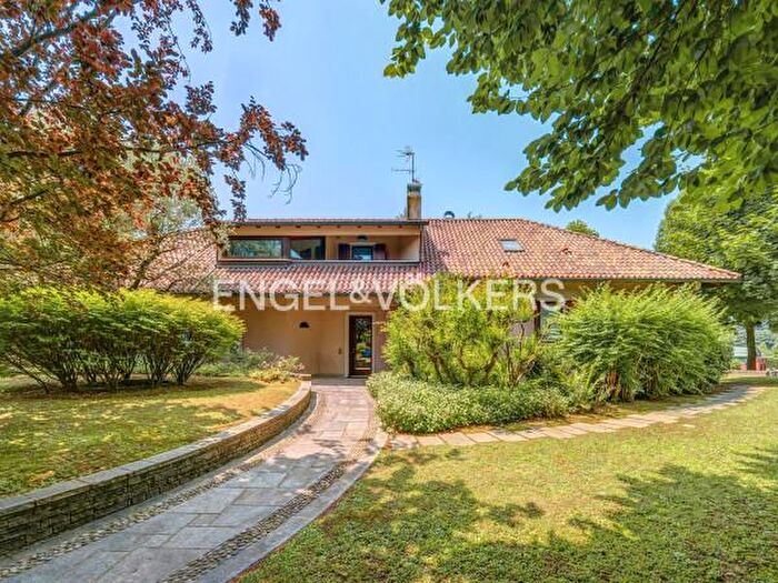 Casa con 6 locali in vendita in Barzago