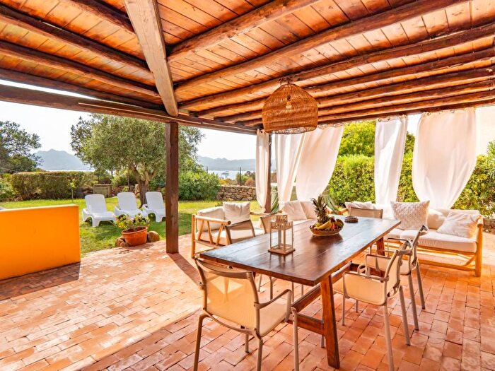 Casa quadrilocale in affitto in Piazzetta dei Pini, Baja Sardinia, Arzachena