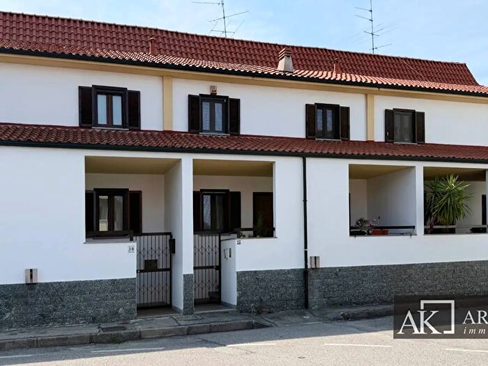 Casa con 5 locali in vendita in Via Vignale, Novara