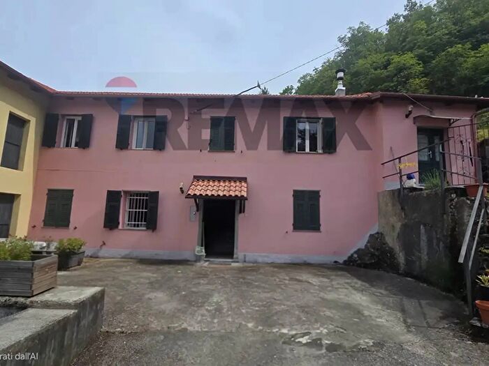 Casa con 11 locali in vendita in Varese Ligure