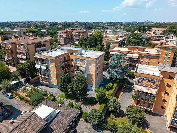 Appartamento trilocale in vendita in Via Castiglione d'Orcia, Roma