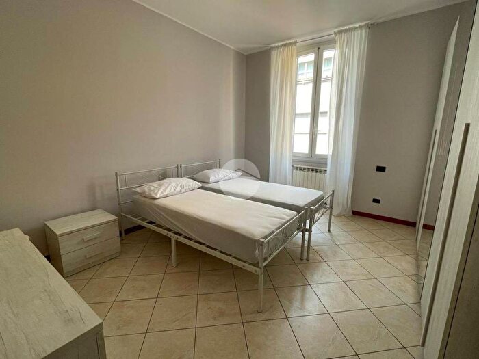Appartamento trilocale in affitto in Via Cola Montano, Isola, Milano