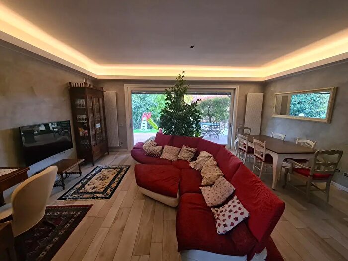 Casa con 8 locali in vendita in San Martino Siccomario