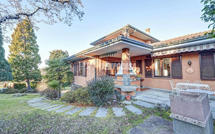 Casa con 6 locali in vendita in Cadrezzate con Osmate