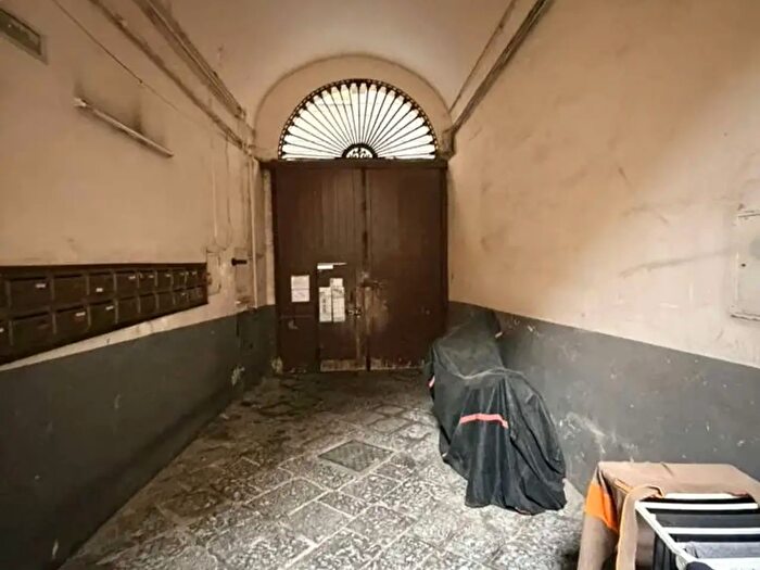 Appartamento bilocale in affitto in Via San Filippo E Giacomo, Napoli