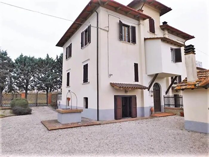 Casa con 5 locali in vendita in Castiglione Del Lago