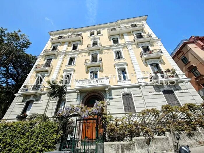 Appartamento con 5 locali in vendita in Via Gioacchino Toma, Napoli