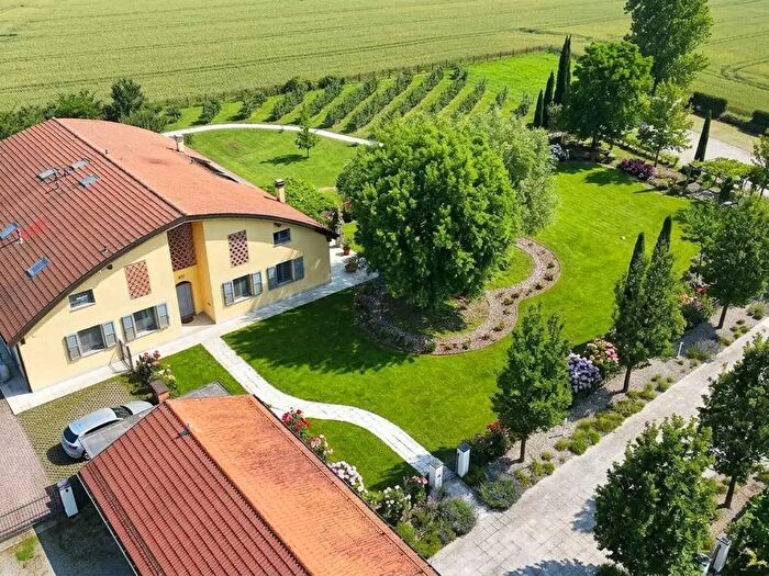 Casa con 8 locali in vendita in Via Colombo, Quattro Castella