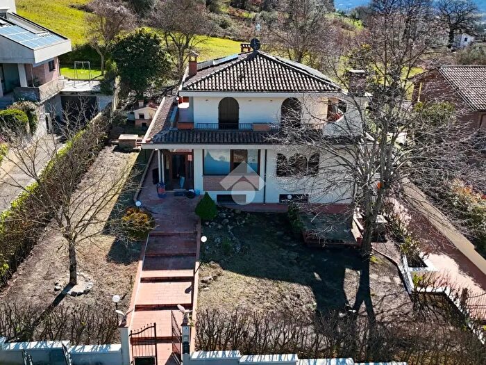 Casa con 13 locali in vendita in Via Don Quirico Rughi, Gubbio