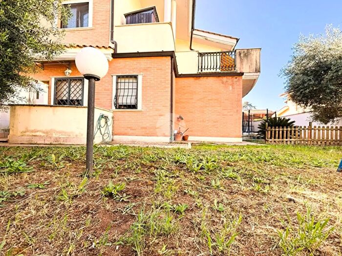 Appartamento trilocale in vendita in Via Sessa Aurunca, Anzio