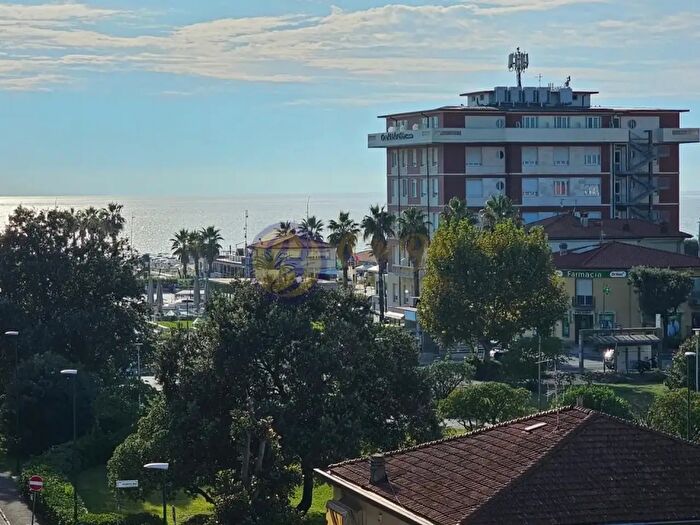 Appartamento con 5 locali in vendita in Piazza Sacro Cuore, Camaiore