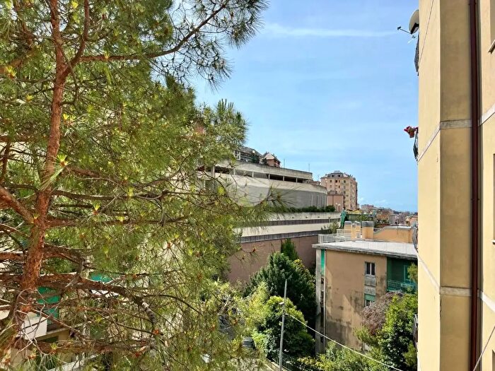 Appartamento trilocale in vendita in Via Aurelio Robino, Genova