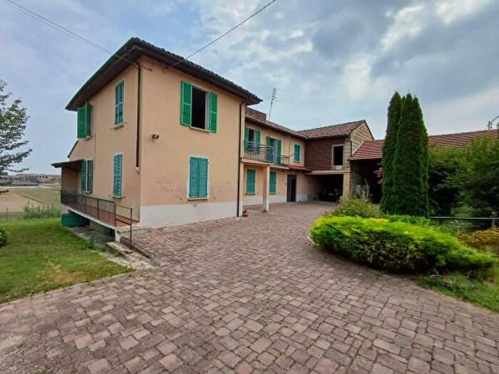 Casa con 6 locali in vendita in Via della Pace, Montemagno