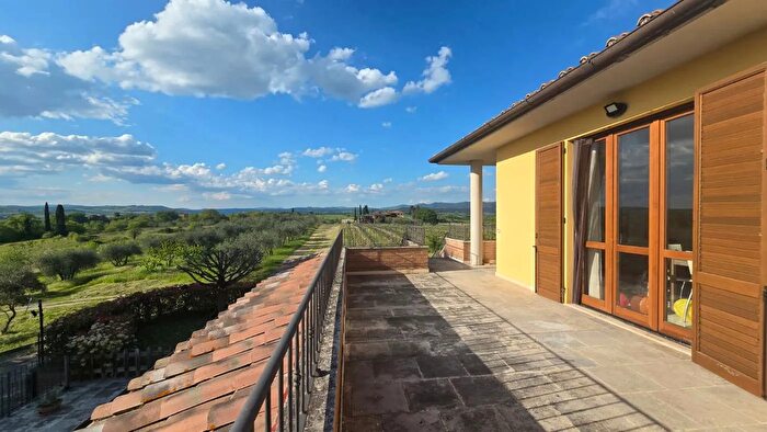 Appartamento trilocale in vendita in Via Ghibellini, Castelnuovo Berardenga