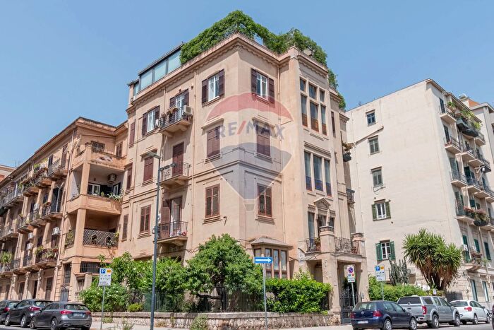 Appartamento con 14 locali in vendita in Via Nunzio Morello, Palermo