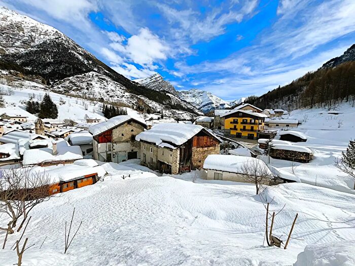 Casa con 6 locali in vendita in Via Saretto, Pietraporzio