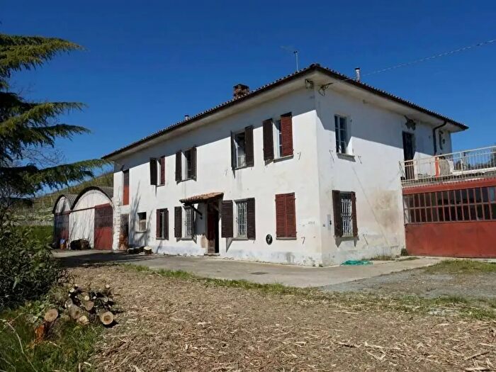 Casa con 9 locali in vendita in Regione Secco, Canelli