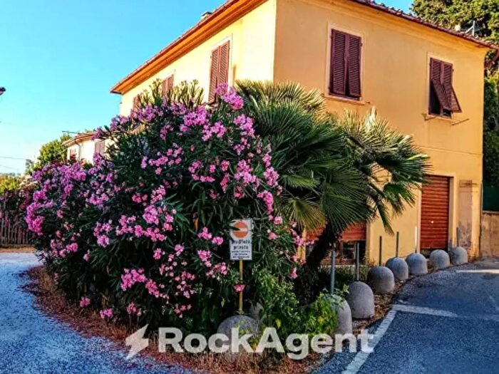 Casa con 6 locali in vendita in Via Palestro, Collesalvetti