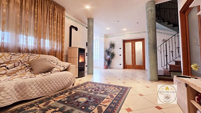 Casa con 6 locali in vendita in Viale del Lavoro, Solesino