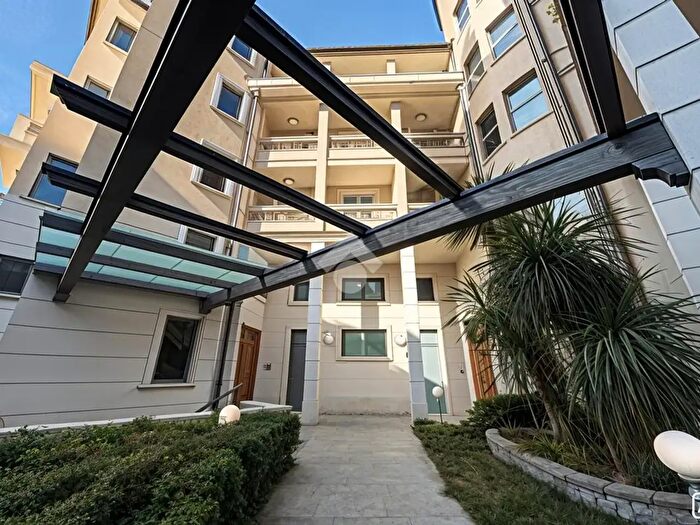 Appartamento trilocale in vendita in Via Magenta, Seregno