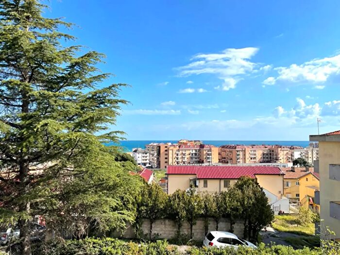 Appartamento con 6 locali in vendita in Via Francesco Grano, Catanzaro