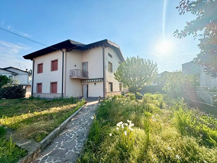Casa con 8 locali in vendita in Via Gian Lorenzo Bernini, Cologno Al Serio