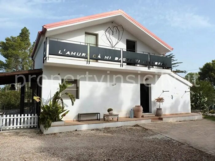 Casa con 6 locali in vendita in Noto