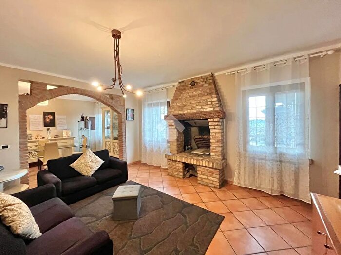 Casa con 6 locali in vendita in Via Roversola, Zevio