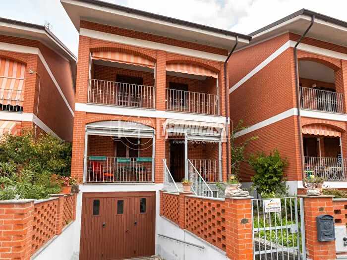 Casa con 8 locali in vendita in Via Caduti di Nassiriya, Poirino