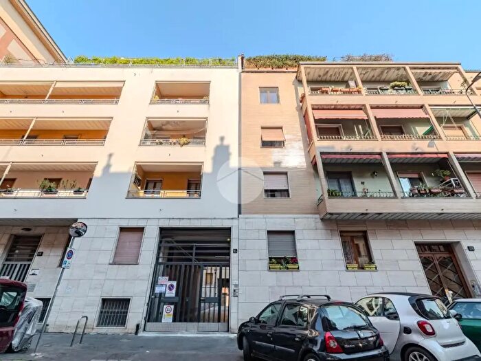 Appartamento trilocale in vendita in Via Caccialepori, Milano