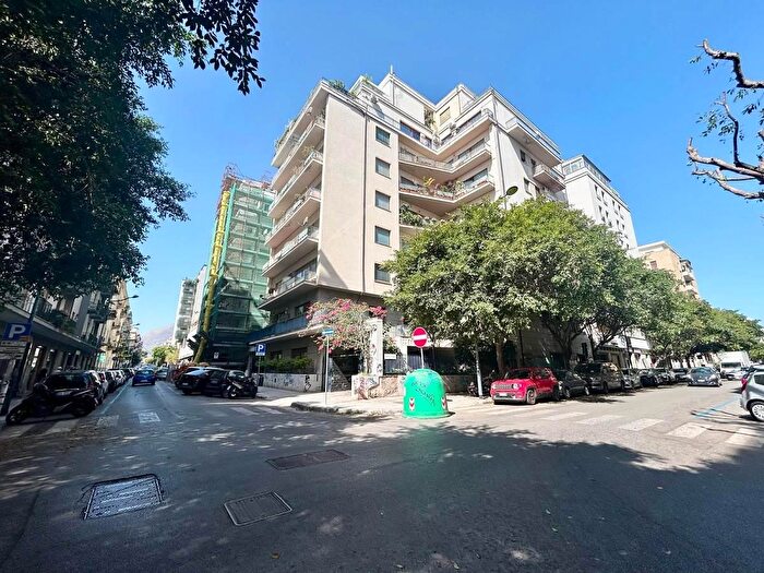 Appartamento con 8 locali in vendita in Via Giovanni Bonanno, Palermo