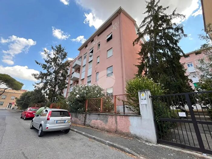Appartamento trilocale in vendita in Via dei Lanciafiamme, Roma