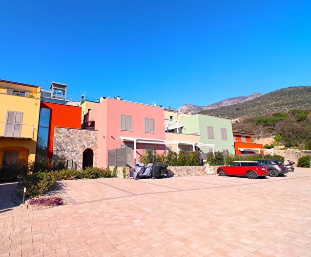 Appartamento trilocale in vendita in Via alle Mura, Toirano