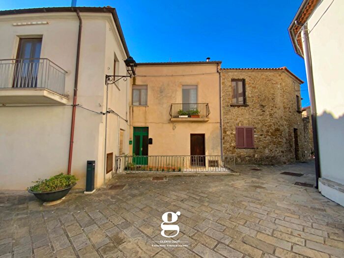 Appartamento trilocale in vendita in Via Cesare Battisti, Pollica