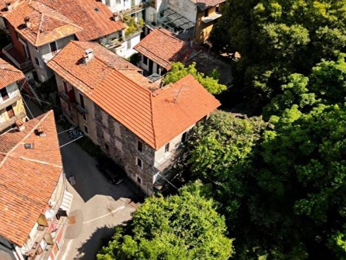 Casa con 6 locali in vendita in Lesa